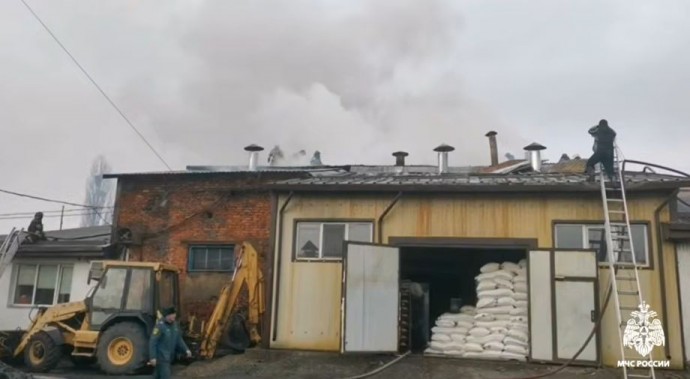 Сильный пожар произошел на хлебозаводе в Приморье