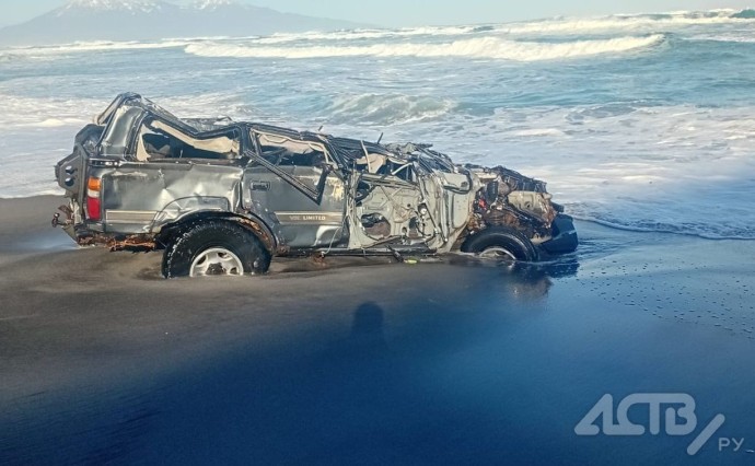 На Итурупе после шторма обнаружили на берегу "пожёванный" автомобиль
