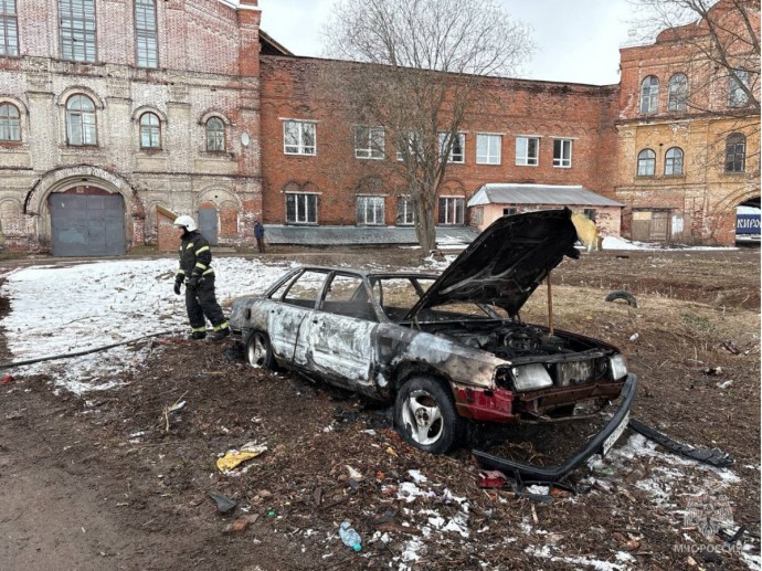 Во дворе жилого дома в Кирове загорелся автомобиль Audi-80