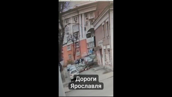 В Ярославле из-за сильного ветра дерево рухнуло на автомобили В Ярославле из-за сильного ветра дерево рухнуло на автомобили