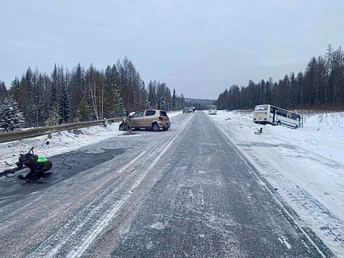 В Якутии иномарка выехала на встречку и столкнулась с автобусом: есть пострадавшие