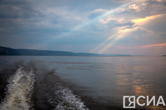 В Намском районе два рыбака застряли на сломанной лодке из-за шторма