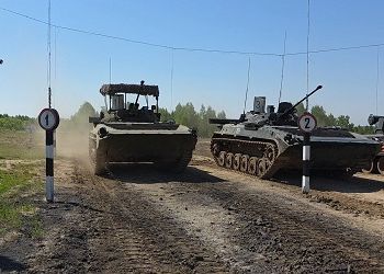 Амурские военные отточили навыки экстремального вождения БМП