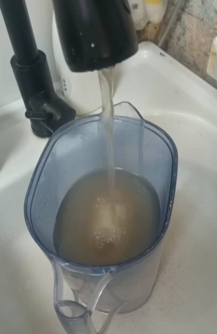 «Вода как из болота»: жители Красной Поляны боятся пользоваться водопроводом