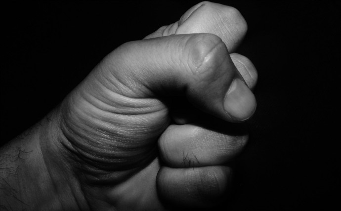 Ревность обернулась трагедией: в Корсакове мужчина насмерть избил сожительницу