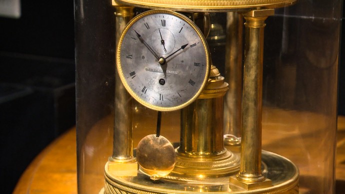 Пять уникальных старинных часов из коллекции Эрмитажа привели в действие реставраторы
