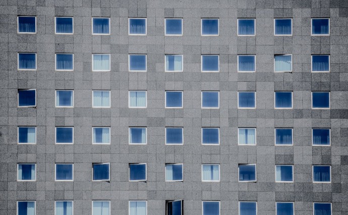 В Южно-Сахалинске УК заплатит штраф за чёрные пятна в квартире и повреждённый фасад