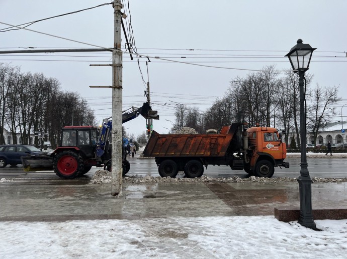 Костромские дорожники убирают последствия снегопада