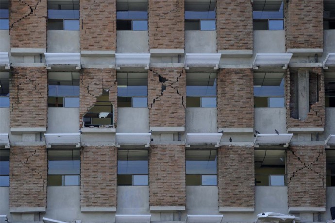 Элитный 102-этажный небоскреб в центре Нью-Йорка начал рушиться