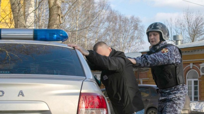 В Кирове мужчина разбил бутылкой лобовое стекло такси и попытался скрыться В Кирове мужчина разбил бутылкой лобовое стекло такси и попытался скрыться