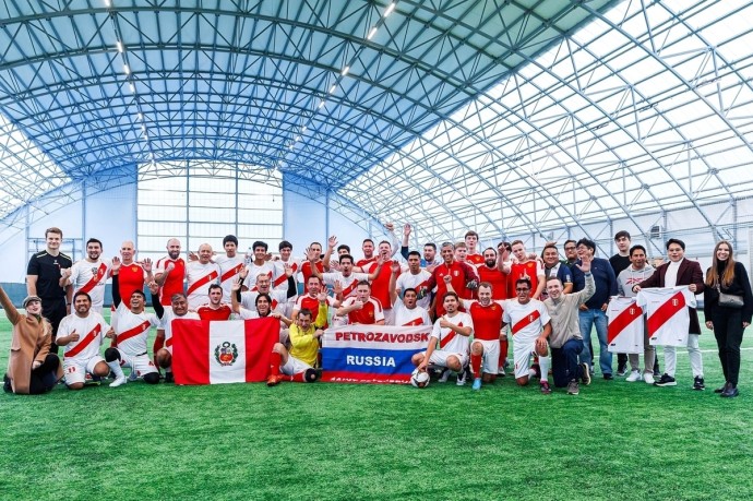 Футбольные болельщики из Карелии сыграли за Россию в Санкт-Петербурге с перуанцами