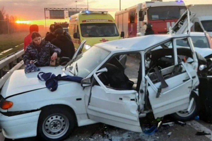 Росгвардейцы спасли водителя и пассажиров, пострадавших в аварии на КАД