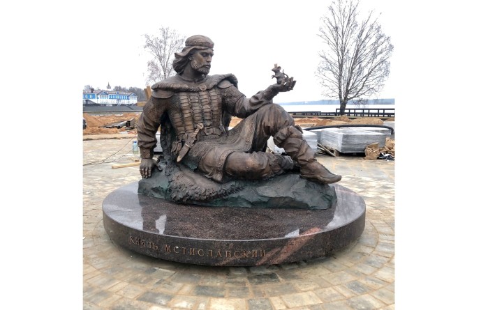 В Мышкине установили скульптуру князя Мстиславского В Мышкине установили скульптуру князя Мстиславского