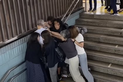 Пассажиры метро поймали пожилого извращенца и попали на видео