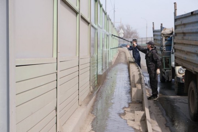 В Астрахани отмывают Милицейский мост
