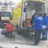 Южносахалинец поскользнулся и упал во дворе дома, пришлось вызывать скорую помощь