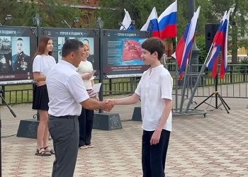 Олег Имамеев вручил благовещенским школьникам первые паспорта