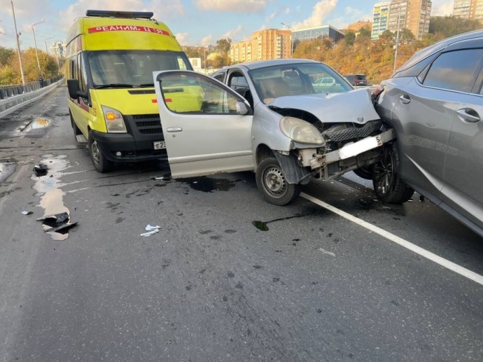 Во Владивостоке на Некрасовском путепроводе произошло тройное ДТП