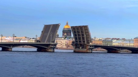 Видео о буднях переправы: Благовещенский мост отмечает 175-летний юбилей