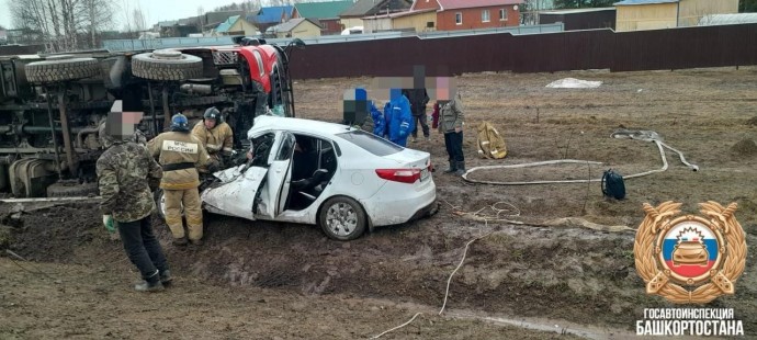 В Башкирии в ДТП с фурой иномарка превратилась в груду металла