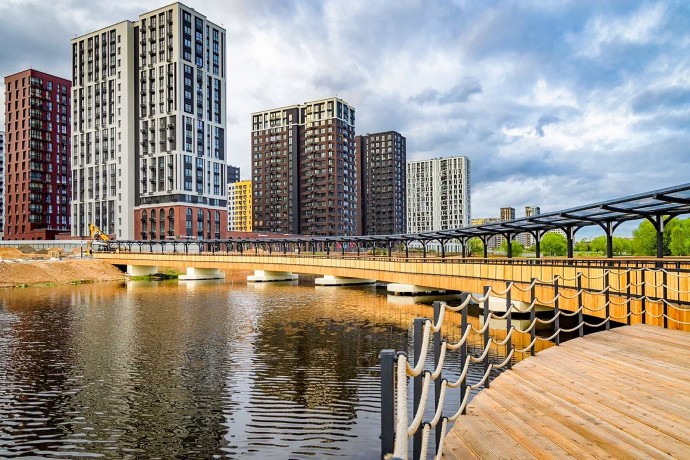 Завершается строительство пешеходного моста в районе Коммунарка Завершается строительство пешеходного моста в районе Коммунарка