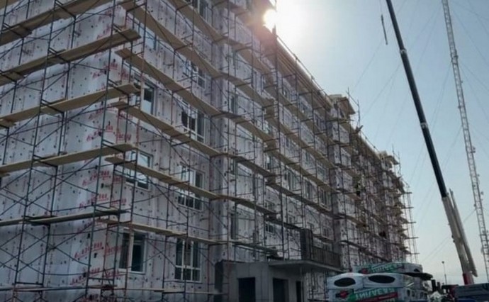 В Поронайске 45 семей в этом году переедут в новостройку из аварийного жилья