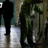 Пожилой мужчина попытался задушить соседа по дому престарелых «ради новой жизни»