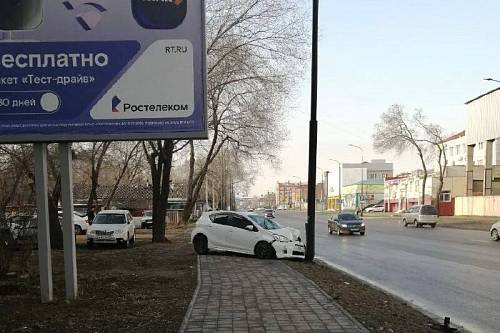 В Благовещенске автомобилист повредил опору освещения