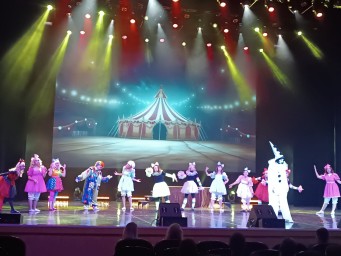 Коллектив Сбера сыграл спектакль для семей сотрудников строительной сферы