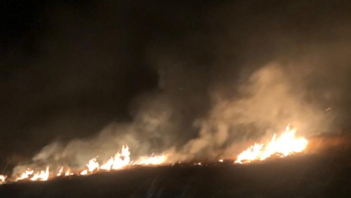 В Башкирии ночью между двумя селами загорелась сухая трава В Башкирии ночью между двумя селами загорелась сухая трава