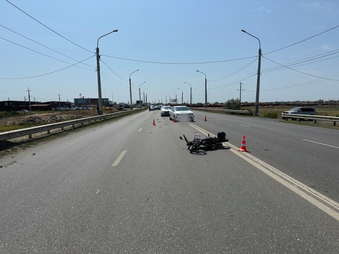 В Астрахани юный мотоциклист пытался протаранить иномарку
