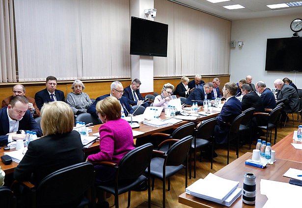 Комитет по бюджету и налогам рекомендовал принять в первом чтении проект федерального бюджета на 2026-2028 годы Комитет по бюджету и налогам рекомендовал принять в первом чтении проект федерального бюджета на 2026-2028 годы