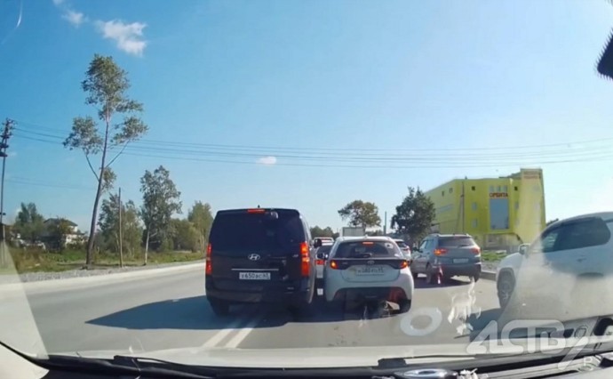 На проспекте Мира в Южно-Сахалинске чудом избежали повторной аварии