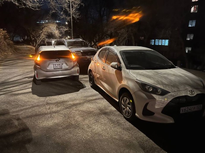 Во Владивостоке таксист уснул за рулем и устроил ДТП с припаркованными авто