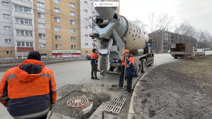 В Кирове начался ремонт просевших люков и дождеприемных решеток