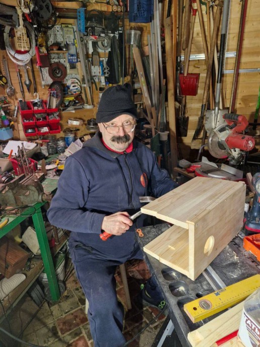 Маури построил домик для белок Маури построил домик для белок