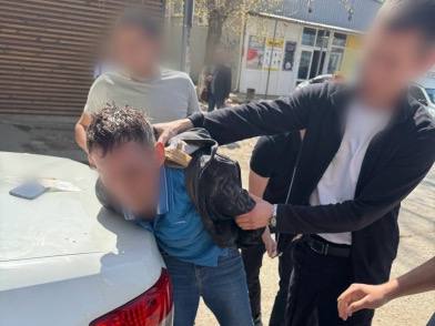 Ворвался в квартиру. Полицейские задержали напавшего на пенсионерку астраханца