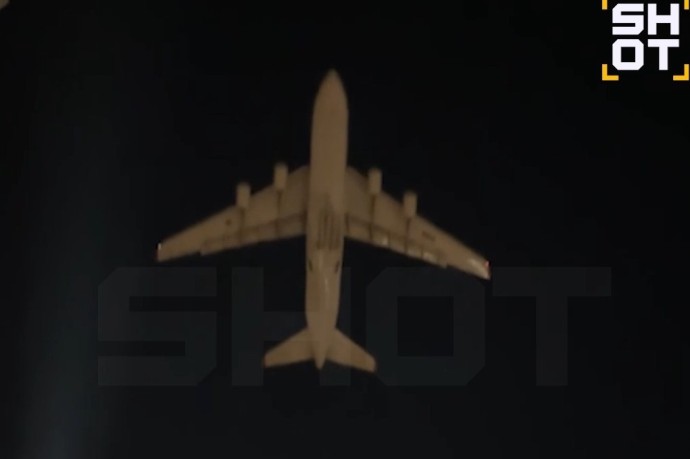 Пролетевший низко над домами во время атаки БПЛА в Москве самолет попал на видео Пролетевший низко над домами во время атаки БПЛА в Москве самолет попал на видео