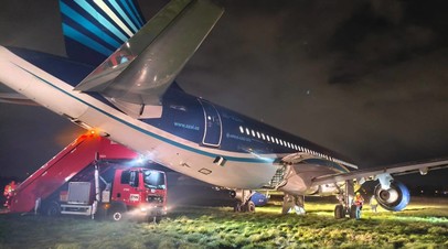 Предварительная причина — неисправность шасси: самолёт AZAL выкатился за пределы ВПП при аварийной посадке в Пулково Предварительная причина — неисправность шасси: самолёт AZAL выкатился за пределы ВПП при аварийной посадке в Пулково
