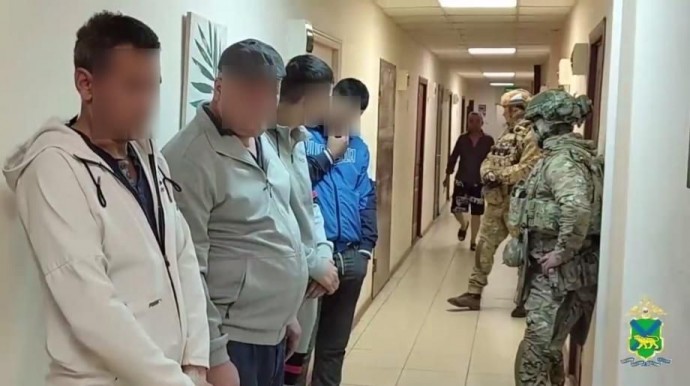 Ожидают депортации: во Владивостоке задержали группу нелегальных мигранов