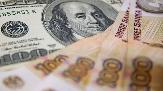 Bloomberg: Рубль сильнее других валют укрепился к доллару с начала 2025 года