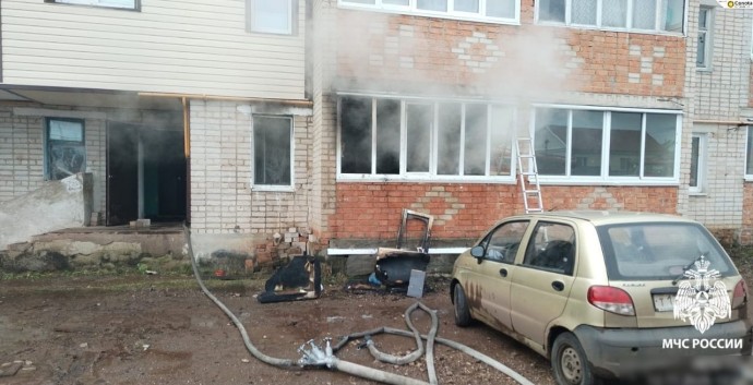 В селе Башкирии пожарные спасли двух человек из огня В селе Башкирии пожарные спасли двух человек из огня