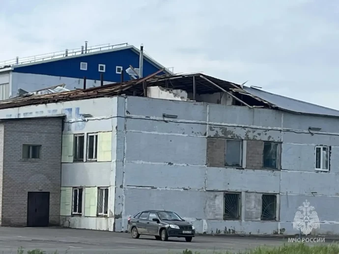 В Башкирии ветер сорвал часть кровли здания и повредил автомобили