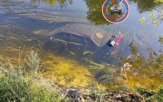 В Курском районе волонтёры подняли из реки утонувший автомобиль