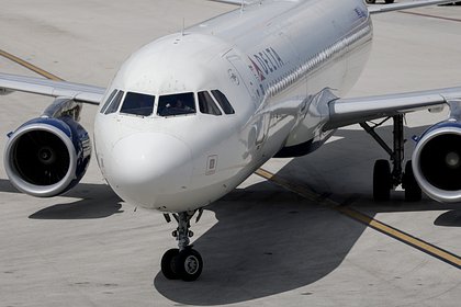 Самолет с десятками пассажиров на борту укатился со взлетной полосы во время посадки