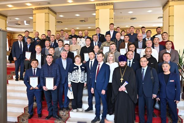 В Бурятии наградили многодетных отцов В Бурятии наградили многодетных отцов