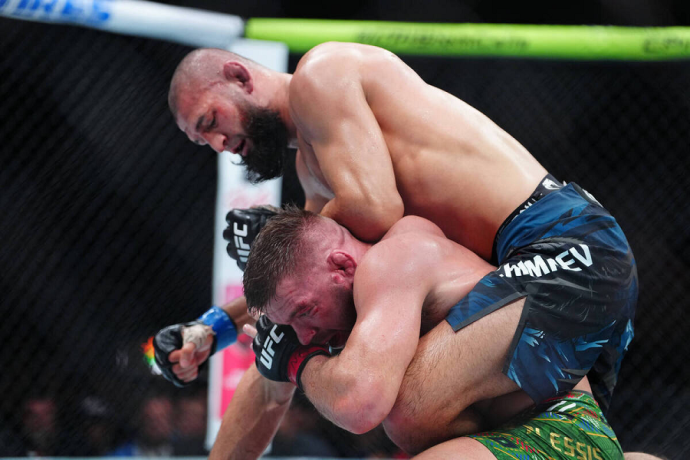 Экс-чемпион UFC высмеял Дю Плесси после поражения от Чимаева