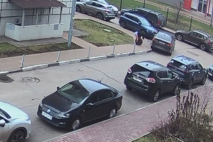 В подмосковной Балашихе девушка разбила авто крышкой канализационного люка