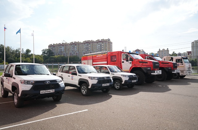Пожарные Мордовии получили новые "УРАЛ-5557", КамАЗ и "Нивы"