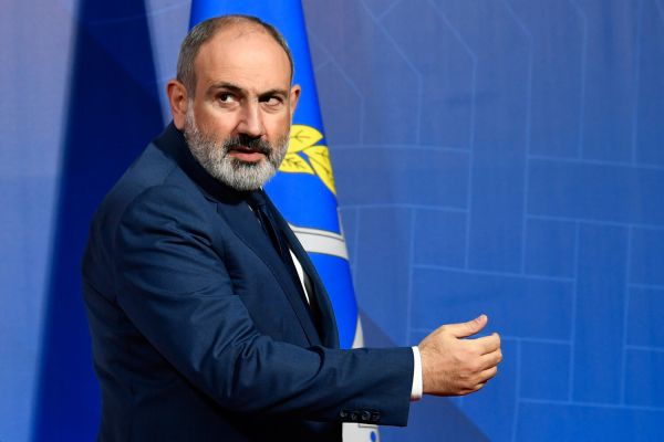 Присутствие Пашиняна на параде Победы — неприятность и оскорбление — опрос EADaily